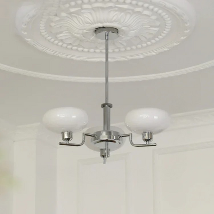 Lampa wisząca z mlecznymi kloszami — nowoczesna elegancja do salonu