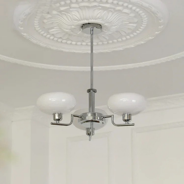 Lampa wisząca z mlecznymi kloszami — nowoczesna elegancja do salonu