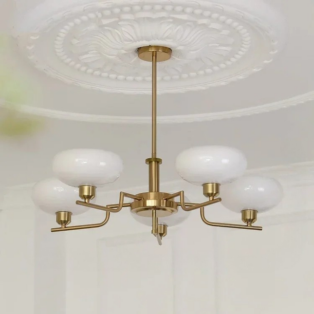 Lampa wisząca z mlecznymi kloszami — nowoczesna elegancja do salonu