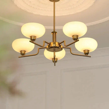 Lampa wisząca z mlecznymi kloszami — nowoczesna elegancja do salonu
