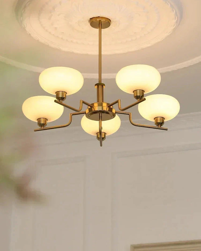 Lampa wisząca z mlecznymi kloszami — nowoczesna elegancja do salonu