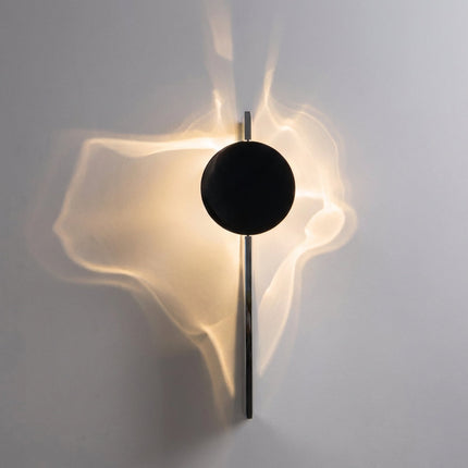 Abstrakcyjna lampa ścienna ze zintegrowanym oświetleniem LED – rzeźbiarska metalowa konstrukcja dająca niepowtarzalne wzory cieni 0