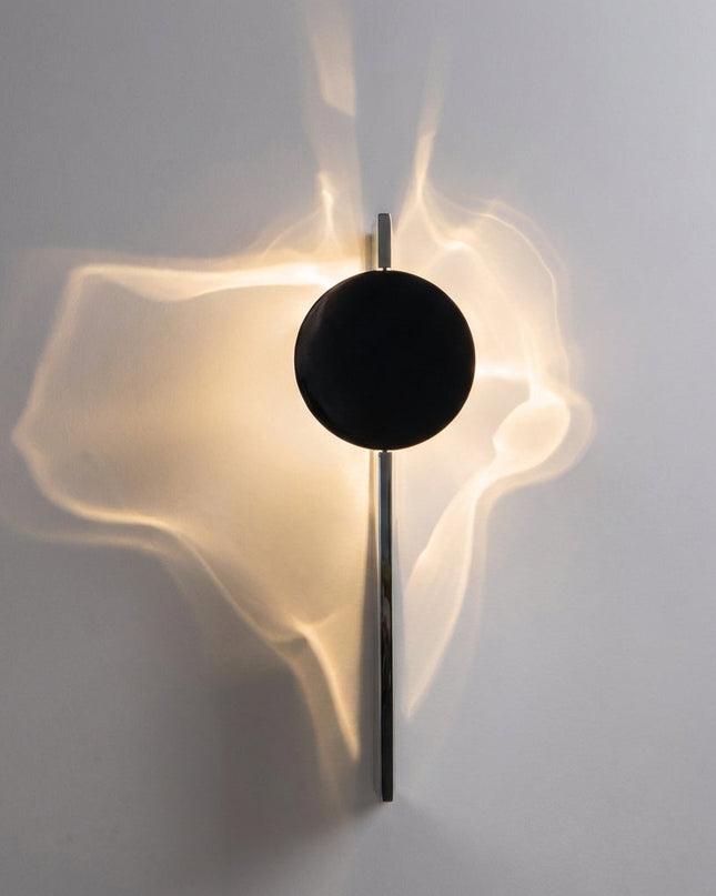 Abstrakcyjna lampa ścienna ze zintegrowanym oświetleniem LED – rzeźbiarska metalowa konstrukcja dająca niepowtarzalne wzory cieni 0