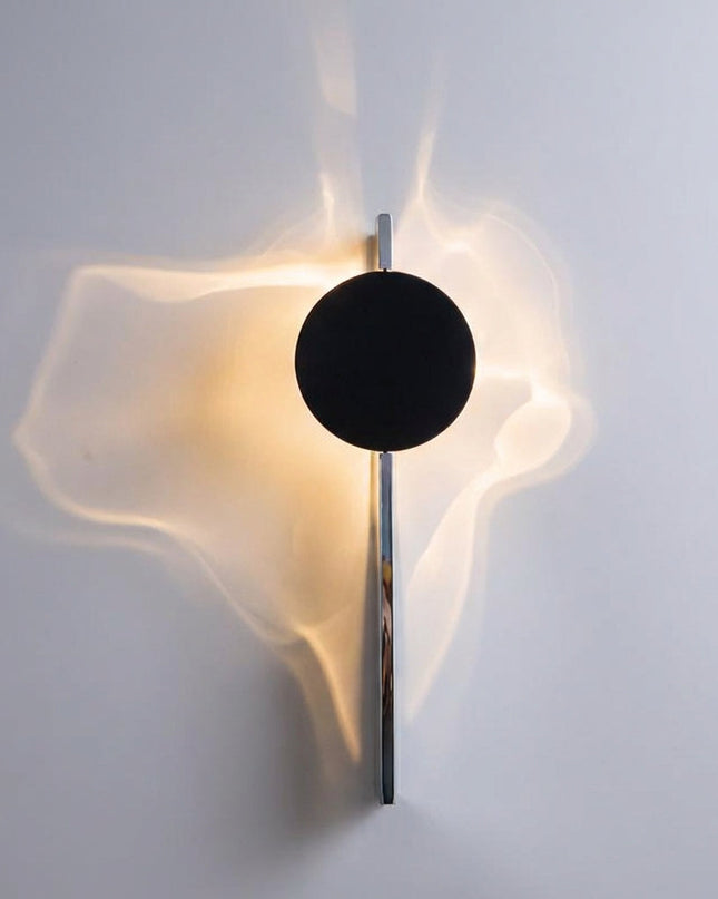 Abstrakcyjna lampa ścienna ze zintegrowanym oświetleniem LED – rzeźbiarska metalowa konstrukcja dająca niepowtarzalne wzory cieni 2