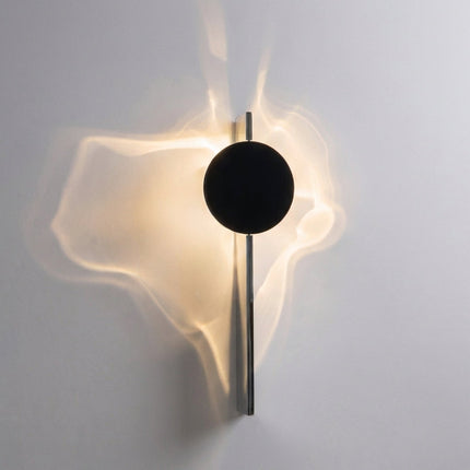 Abstrakcyjna lampa ścienna ze zintegrowanym oświetleniem LED – rzeźbiarska metalowa konstrukcja dająca niepowtarzalne wzory cieni 5