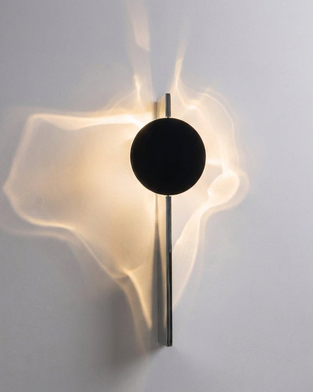 Abstrakcyjna lampa ścienna ze zintegrowanym oświetleniem LED – rzeźbiarska metalowa konstrukcja dająca niepowtarzalne wzory cieni 5
