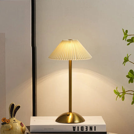 Bezprzewodowa lampa stołowa z plisowanym kloszem, żelazna podstawa, skandynaws 1
