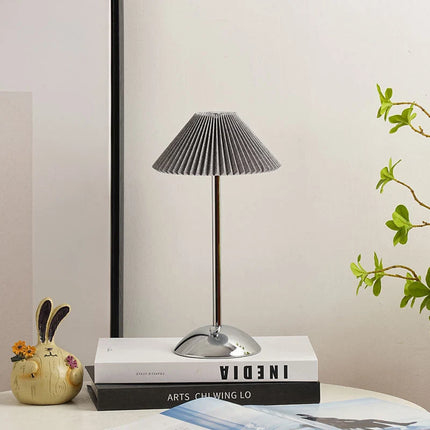 Bezprzewodowa lampa stołowa z plisowanym kloszem, żelazna podstawa, skandynaws 15