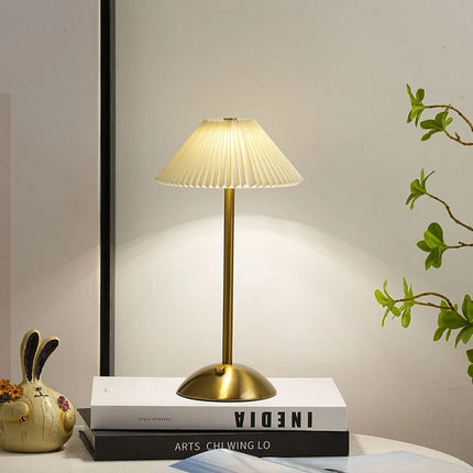 Bezprzewodowa lampa stołowa z plisowanym kloszem, żelazna podstawa, skandynaws 3