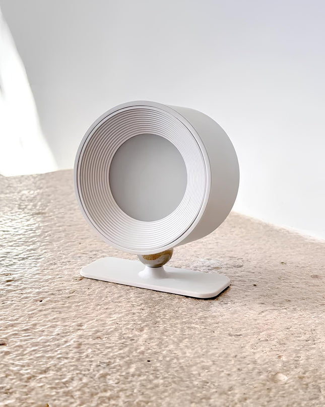Bezprzewodowa lampa ścienna z obrotem 360° i ściemnialną diodą LED – akumulatorowa, minimalistyczna konstrukcja 3