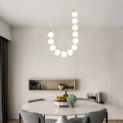 Biały Naszyjnik Damski z Mosiądzu – Elegancki Design Inspirowany Perłami, Idealny do Codziennych Stylizacji 0