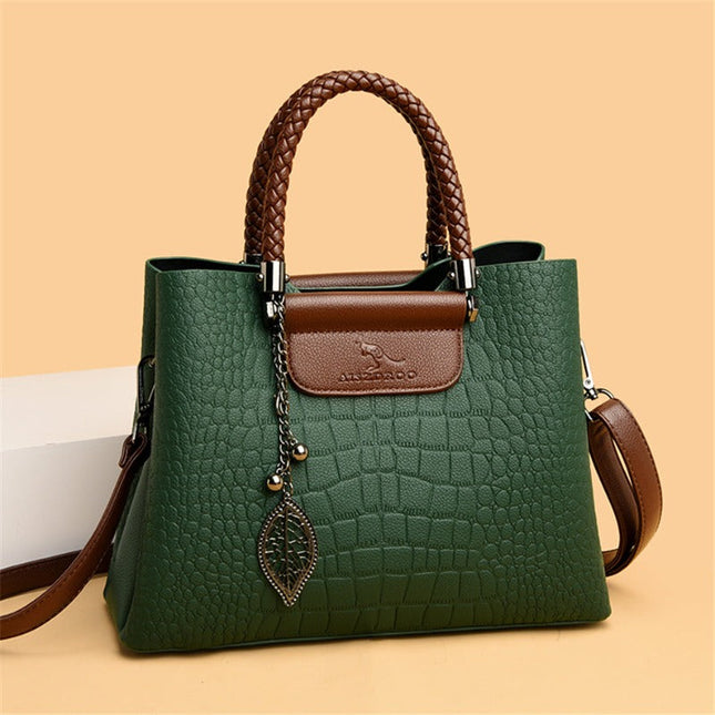 Damska torebka z regulowanym paskiem i pojemnymi przegródkami – klasyczny ponadczasowy design w kolorze czarnym 1