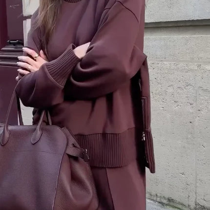 Damski komplet dresowy w minimalistycznym stylu, składający się z oversize'owej bluzki i spodni 1