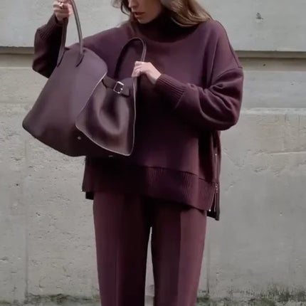 Damski komplet dresowy w minimalistycznym stylu, składający się z oversize'owej bluzki i spodni 3