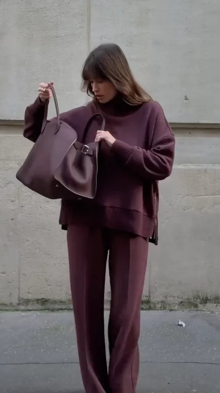 Damski komplet dresowy w minimalistycznym stylu, składający się z oversize'owej bluzki i spodni 3