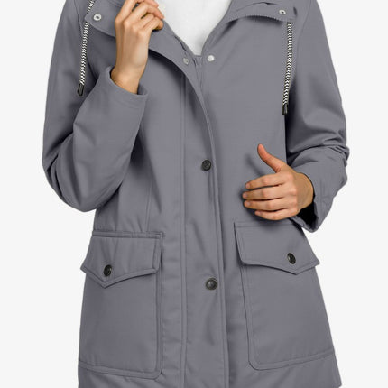 Damski Płaszcz Przeciwdeszczowy Wiatroszczelny z Regulowanym Kapturem – Lekka Kurtka Przejściowa z Odblaskowymi Detailami 4