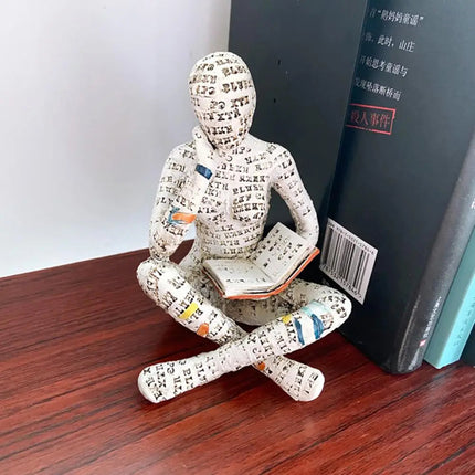 Dekoracyjna rzeźba „Mola książkowego” do wystroju domu – wysokiej jakości żywica – elegancki akcent literacki – 30 cm 0