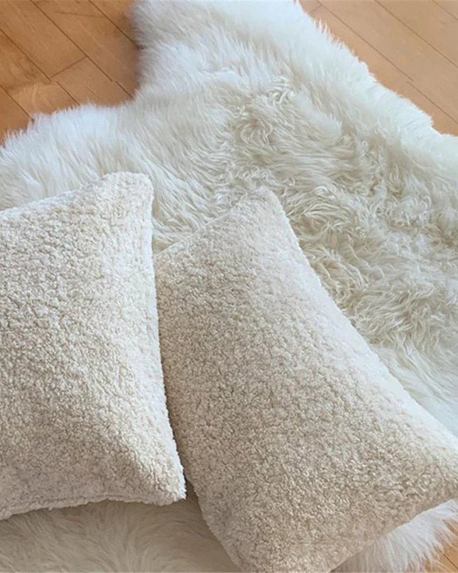 Delikatna Poszewka w Białym Pluszu do Twojego Wnętrza 0