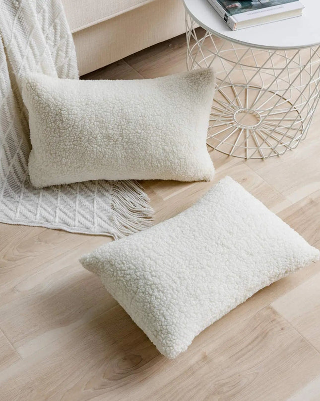 Delikatna Poszewka w Białym Pluszu do Twojego Wnętrza 1