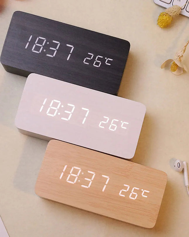 Drewniany Budzik LED z Aktywacją Głosową – Stylowy Zegar na Stolik Nocny 1