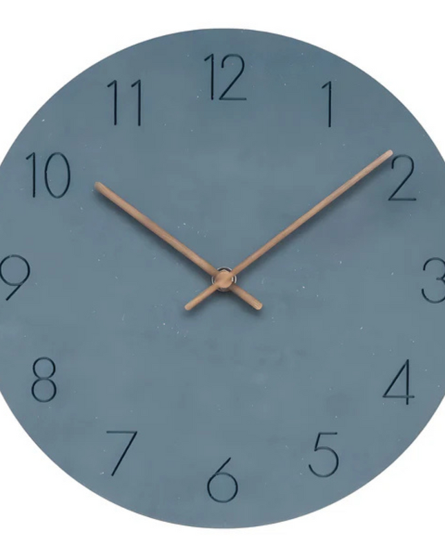 Drewniany zegar ścienny o minimalistycznym stylu i elegancji 0