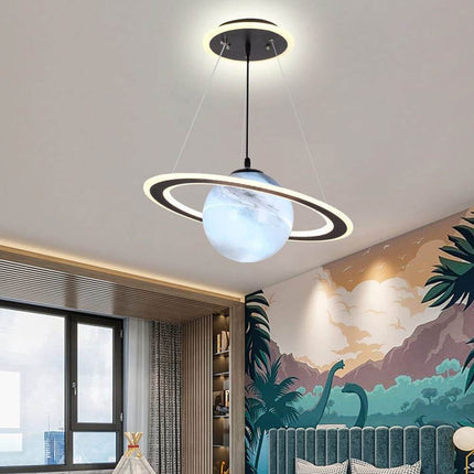Dziecięca lampa wisząca LED z motywem planety + energooszczędne oświetlenie + metal i akryl + opcje kolorystyczne: niebieski i pomarańczowy 0
