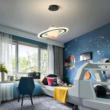Dziecięca lampa wisząca LED z motywem planety + energooszczędne oświetlenie + metal i akryl + opcje kolorystyczne: niebieski i pomarańczowy 2