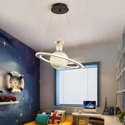 Dziecięca lampa wisząca LED z motywem planety + energooszczędne oświetlenie + metal i akryl + opcje kolorystyczne: niebieski i pomarańczowy 3