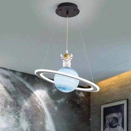 Dziecięca lampa wisząca LED z motywem planety + energooszczędne oświetlenie + metal i akryl + opcje kolorystyczne: niebieski i pomarańczowy 4