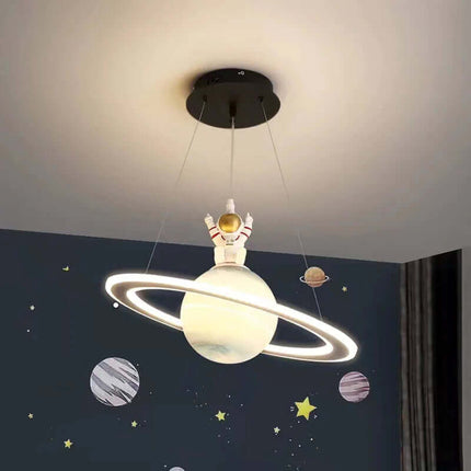Dziecięca lampa wisząca LED z motywem planety + energooszczędne oświetlenie + metal i akryl + opcje kolorystyczne: niebieski i pomarańczowy 6