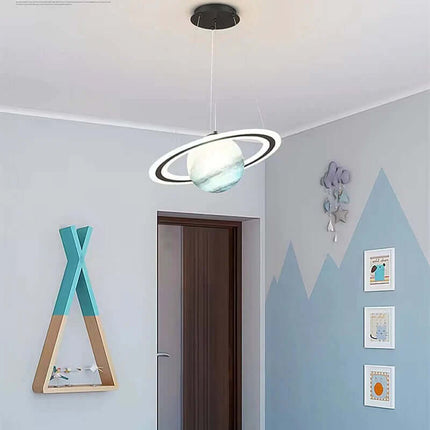 Dziecięca lampa wisząca LED z motywem planety + energooszczędne oświetlenie + metal i akryl + opcje kolorystyczne: niebieski i pomarańczowy 7