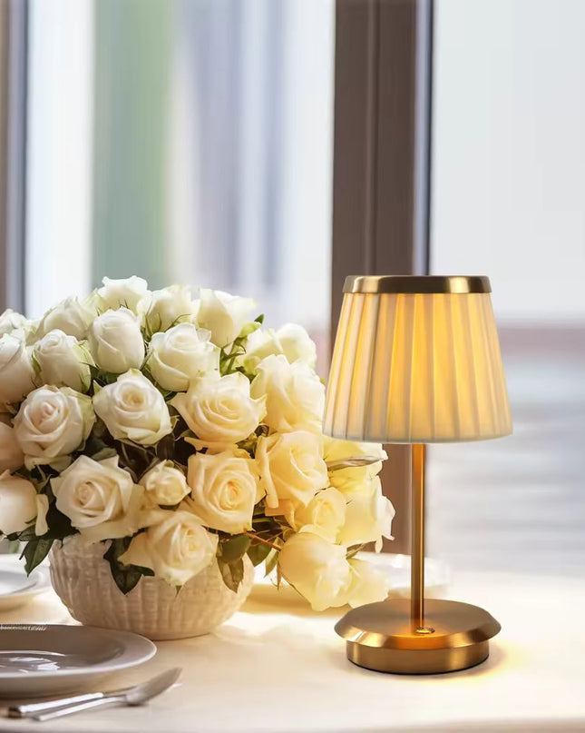 Elegancka Lampa Stołowa z Abażurem, Metalowa, Dotykowe Sterowanie, Bezprzewodowa na Baterie – Idealna do Salonów i Sypialni 4