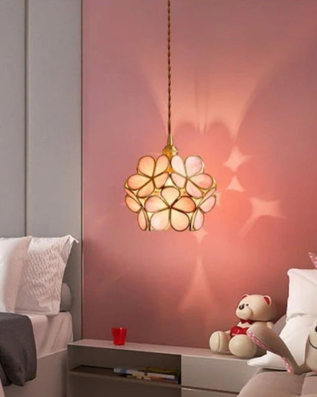 Elegancka Lampa Wisząca w Stylu Vintage z Kloszem Kwiatowym – Mosiężna i Szklana 8