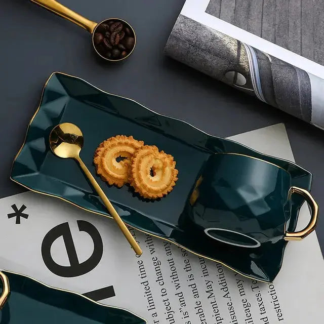 Elegancki ceramiczny kubek do kawy ze złotymi akcentami – trwały i stylowy 3