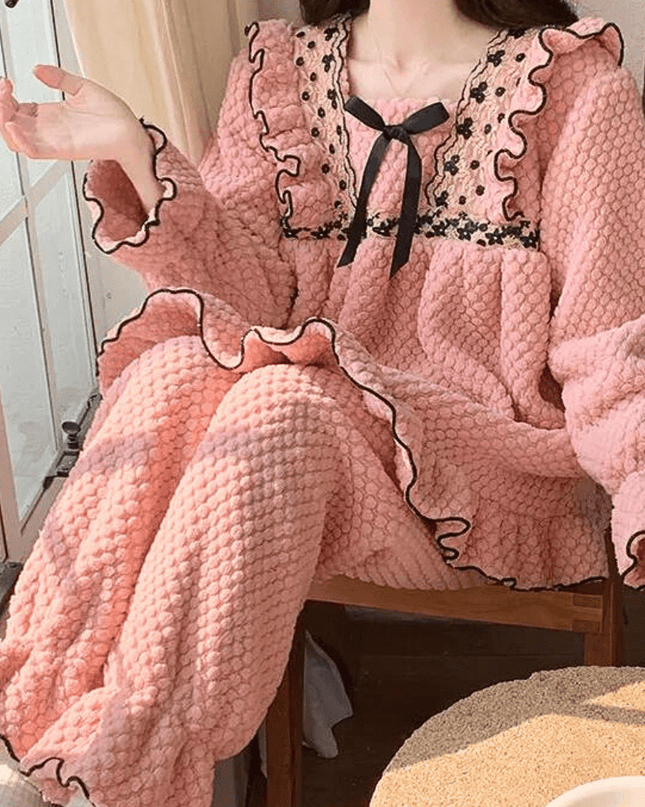 FluffLuxe – Elegancki różowy komplet piżamowy z falbankami – Przytulna, puszysta bielizna nocna ze stylowym akcentem 0