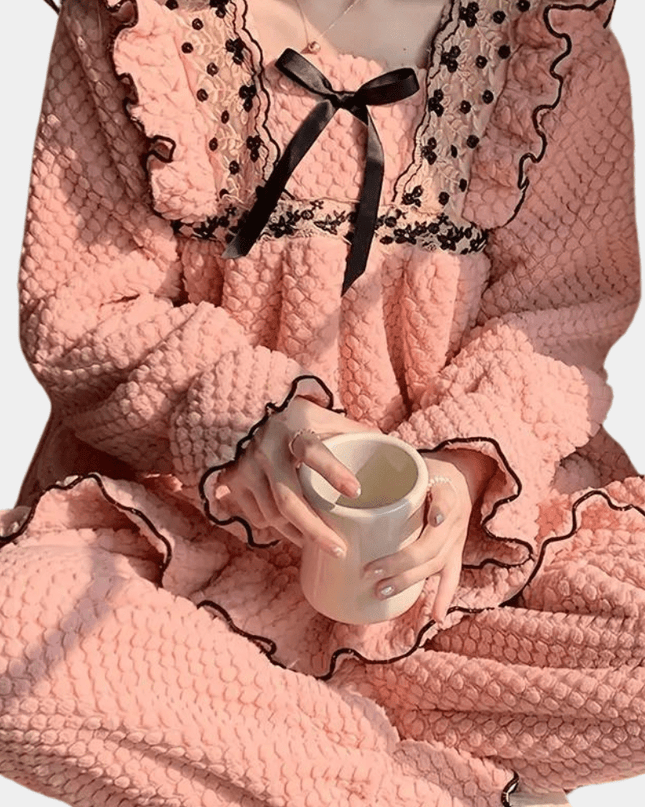 FluffLuxe – Elegancki różowy komplet piżamowy z falbankami – Przytulna, puszysta bielizna nocna ze stylowym akcentem 1
