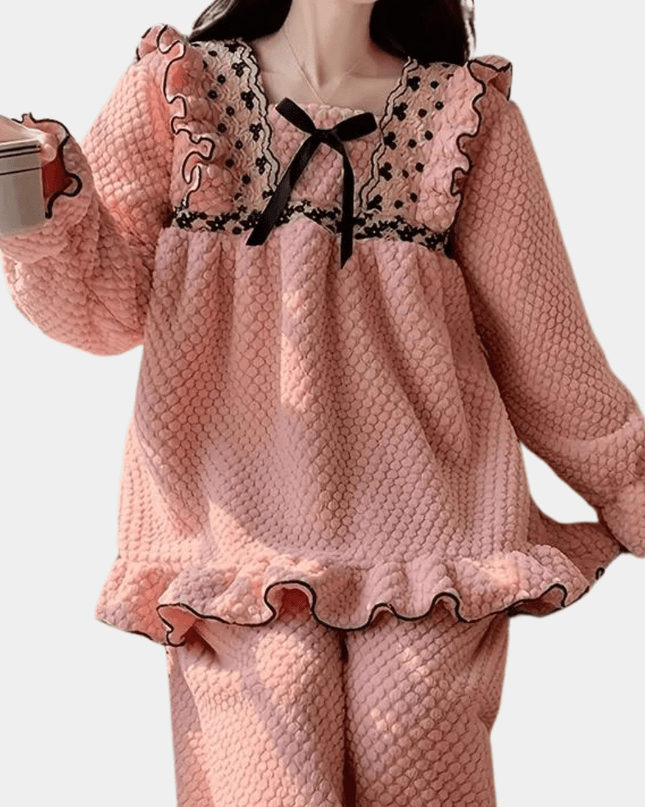 FluffLuxe – Elegancki różowy komplet piżamowy z falbankami – Przytulna, puszysta bielizna nocna ze stylowym akcentem 2