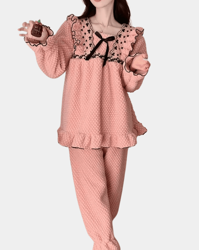FluffLuxe – Elegancki różowy komplet piżamowy z falbankami – Przytulna, puszysta bielizna nocna ze stylowym akcentem 3