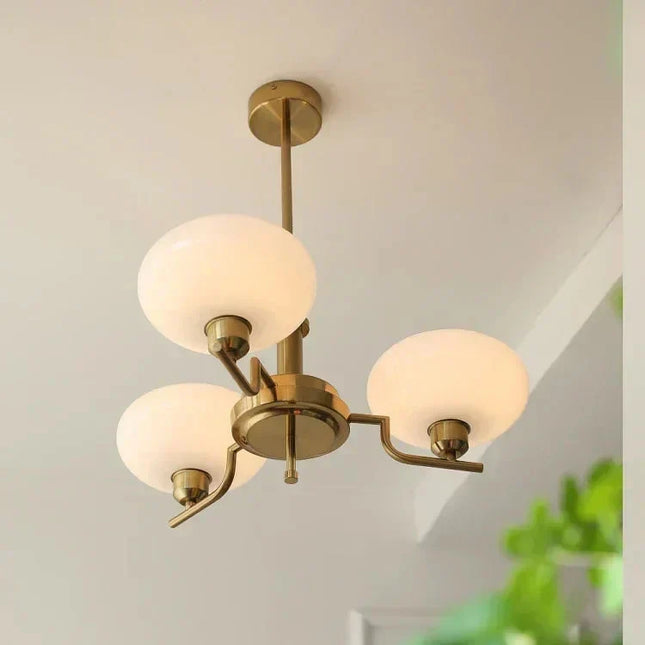 Lampa wisząca z mlecznymi kloszami — nowoczesna elegancja do salonu