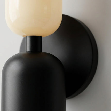 Geometryczna lampa ścienna z miękkim, nastrojowym światłem – nowoczesne oświetlenie kinkietowe z metalu i matowego szkła 3