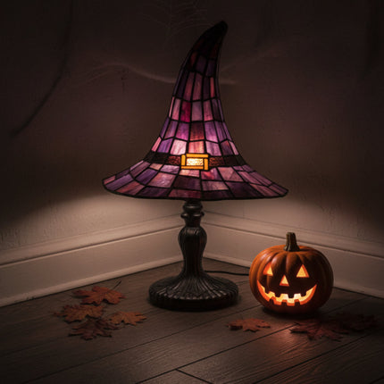 Gotycka lampa akcentująca z witrażem USB w retro designie, przypominająca kapelusz czarodzie 0