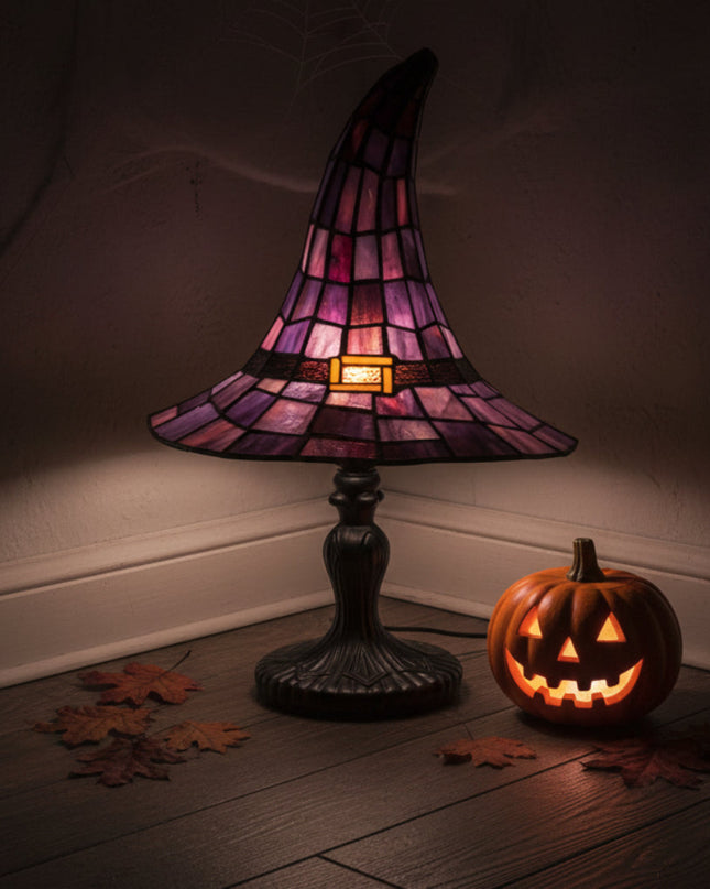 Gotycka lampa akcentująca z witrażem USB w retro designie, przypominająca kapelusz czarodzie 0