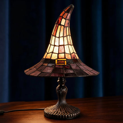 Gotycka lampa akcentująca z witrażem USB w retro designie, przypominająca kapelusz czarodzie 4