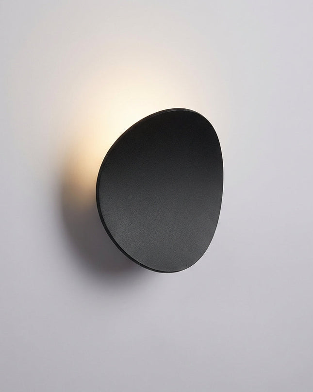 Kinkiet LED minimalistyczny z miękkim światłem w czarnym lub białym aluminiowym designie, idealny do 0