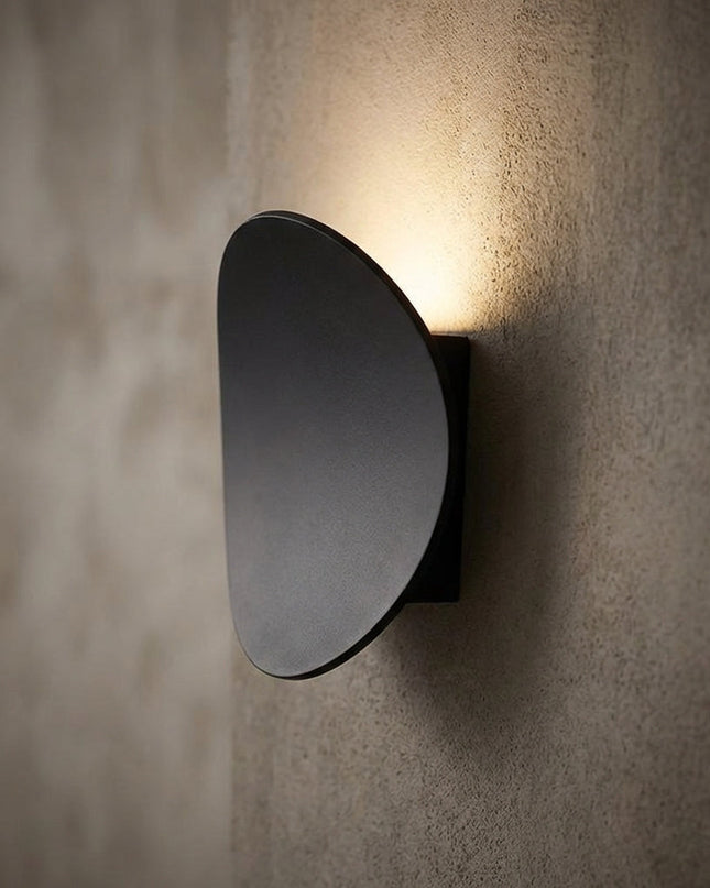 Kinkiet LED minimalistyczny z miękkim światłem w czarnym lub białym aluminiowym designie, idealny do 1