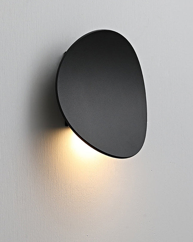 Kinkiet LED minimalistyczny z miękkim światłem w czarnym lub białym aluminiowym designie, idealny do 4