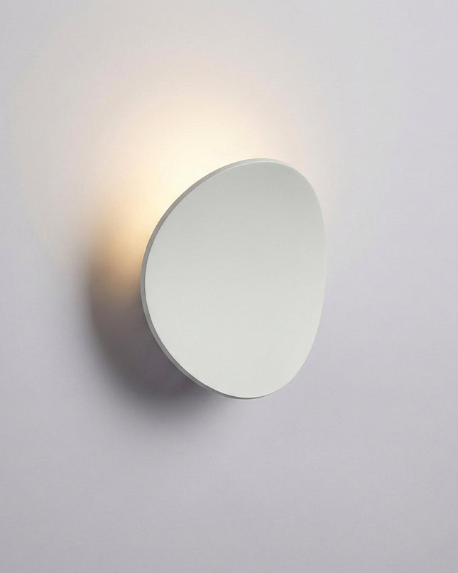 Kinkiet LED minimalistyczny z miękkim światłem w czarnym lub białym aluminiowym designie, idealny do 5