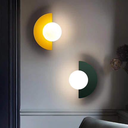 Kinkiet LED półokrągły z połowy XX wieku, oferujący stylowy design i ciepłe oświetlenie, 3