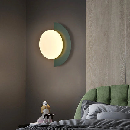 Kinkiet LED półokrągły z połowy XX wieku, oferujący stylowy design i ciepłe oświetlenie, 9