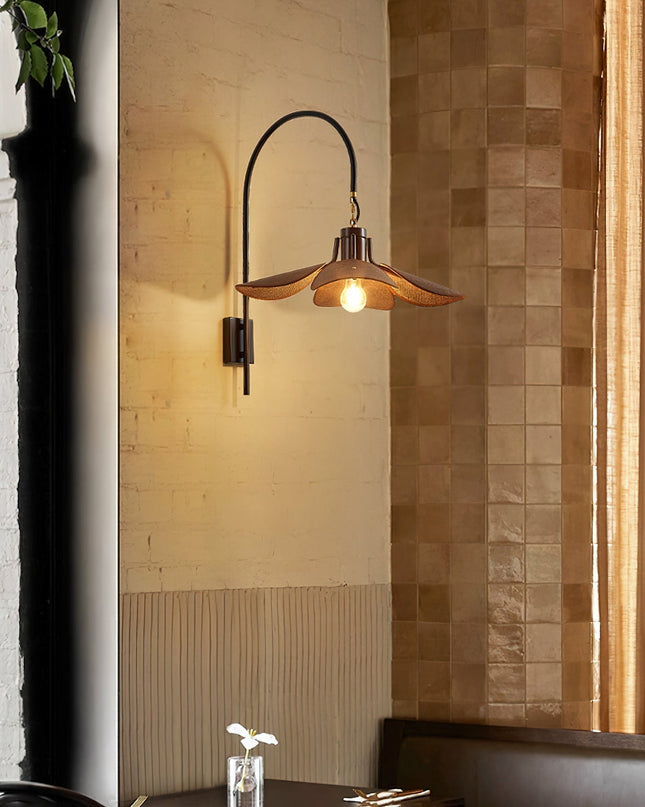 Kinkiet Ścienny Petal Bloom z Naturalnym Wzorem Kwiatowym – Elegancka Lampa do Sypialni i Salonu, Metalowa i Lniana 3